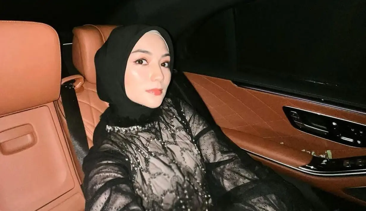 Kondangan dengan gaun berwarna hitam tak ada salahnya lho. Penenampilanmu justru terlihat lebih anggun seperti Citra Kirana [instagram/citraciki]
