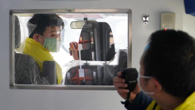Staf menguji lampu UV dan interkom ambulans tekanan negatif di sebuah perusahaan kendaraan untuk penggunaan khusus demi memenuhi kebutuhan rumah sakit dalam upaya pencegahan dan pengendalian epidemi pneumonia coronavirus baru di Xi'an, Provinsi Shaanxi, China, 10 Februari 2020. (Xinhua/Shao Rui)