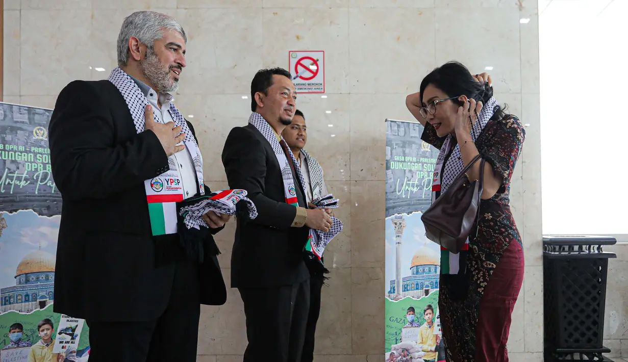 Yayasan Persahabatan dan Studi Peradaban (YPSP) bersama Grup Kerja Sama Bilateral Indonesia-Palestina (GKSB) membagikan syal Palestina kepada para anggota DPR RI jelang Rapat Paripurna Pembukaan Masa Persidangan II Tahun Sidang 2023-2024 di Gedung Kompleks Parlemen MPR/DPR-DPD, Senayan, Jakarta, Selasa (31/10/2023). Pemberian syal ini sebagai bentuk pesan dan doa untuk rakyat Palestina yang saat ini masih berkonflik dengan Israel. (Liputan6.com/Faizal Fanani)