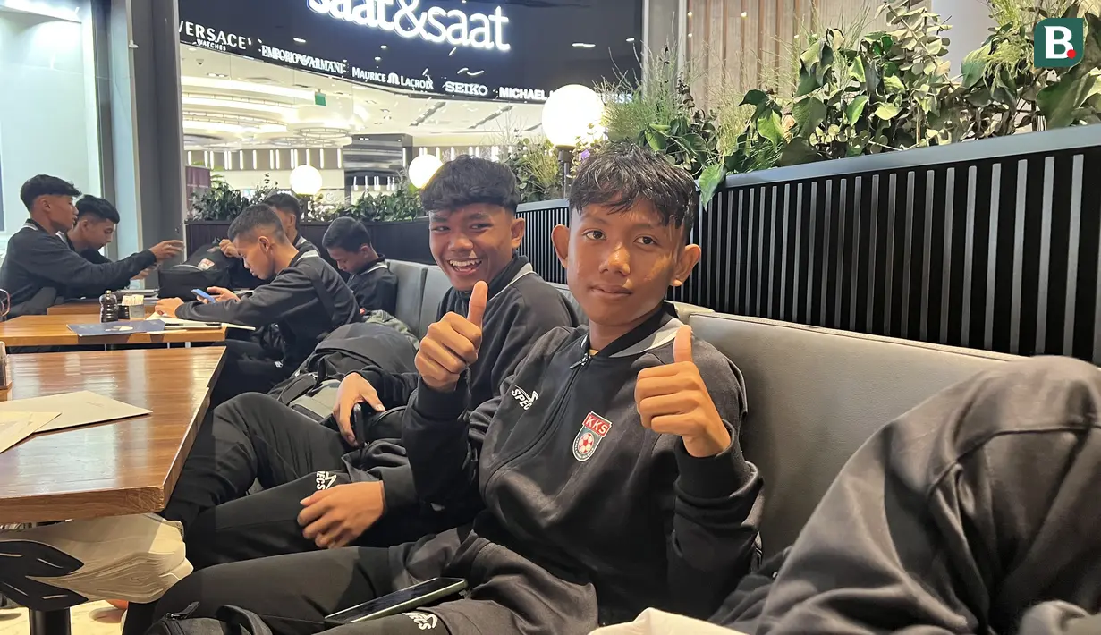 Bayu Aji Maulana, salah satu pemain Korea-Korea Selecao, mengaku memilih tidur di penerbangan menuju Portugal karena mendapatkan tempat duduk dengan orang asing yang tidak dikenalnya. (Bola.com/Bagaskara Lazuardi)