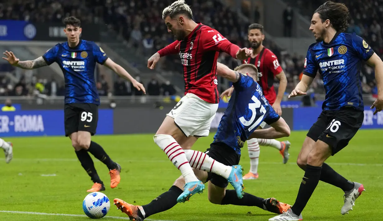 Pemain AC Milan Theo Hernandez (kiri) berebut bola dengan pemain Inter Milan Milan Skriniar pada leg kedua semifinal Coppa Italia di Stadion San Siro, Milan, Italia, 19 April 2022. Inter Milan menang 3-0. (AP Photo/Luca Bruno)