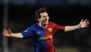 Penyerang Barcelona Lionel Messi berselebrasi usai mencetak gol ke gawang Basel pada pertandingan Liga Champions di di stadion Camp Nou pada tanggal 4 November 2008. Lionel Messi berkarir bersama Barcelona selama 20 tahun. (AFP/Lluis Gene)