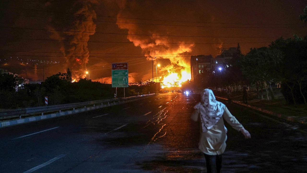 FOTO:  Serangan Udara Israel Memicu Kebakaran Besar Depot Minyak di Teheran