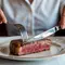 Cara Makan Steak dengan Garpu dan Pisau yang Benar dan Elegan