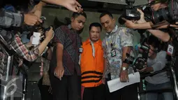 Dandung Pamularno usai menjalani pemeriksaan KPK, Jakarta, Jumat (4/1). Dandung merupakan Senior Manager PT Brantas Abipraya yang terkena OTT usai memberi uang suap kepada perantara. (Liputan6.com/Helmi Afandi) 