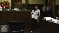 Jessica Kumala Wongso saat menjalani sidang lanjutan di PN Jakarta Pusat, Senin (29/8). Agenda sidang tersebut menghadirkan dua saksi, yakni dokter dari Rumah Sakit Abdi Waluyo yang menangani Mirna. (Liputan6.com/Faizal Fanani)