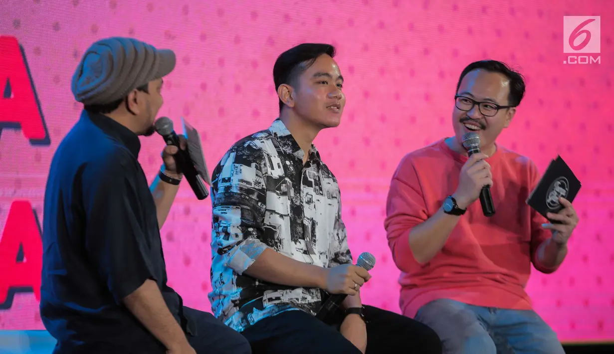 Putra Presiden Joko Widodo atau Jokowi, Gibran Rakabuming Raka (tengah) saat menjadi nara sumber dalam acara Playfest 2019 di Parkir Selatan Gelora Bung Karno, Jakarta, Minggu (25/8/2019). Gibran berbagi jurus antibaper di Playfest 2019. (Liputan6.com/Faizal Fanani)