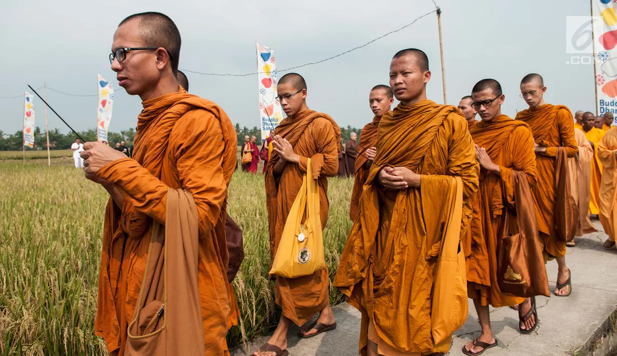 Para Bikkhu saat prosesi Puja Waisak 2561 BE di komplek Candi Jiwa, Jawa Barat (21/5). Umat Budha khususnya wilayah Jabar, Karawang, Cikarang, Bekasi dan Tangerang melaksanakan Maha Puja Trisuci Waisak di Candi Blandongan. (Liputan6.com/Gempur M Surya)
