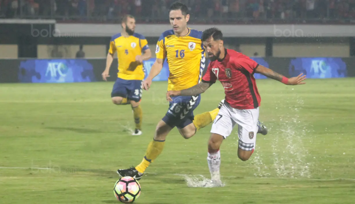 Gelandang Bali United, Stefano Lilipaly, menggiring bola saat melawan Tampines Rovers pada laga kualifikasi Liga Champions Asia di Stadion I Wayan Dipta, Gianyar, Selasa (16/1/2018). Bali United menang 3-1 atas Tampines Rovers.(Bola.com/Ronald Seger)
