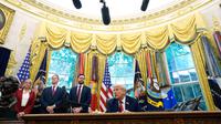 Presiden Amerika Serikat (AS)&nbsp;Donald Trump berbicara setelah menandatangani perintah eksekutif terkait TikTok di Ruang Oval Gedung Putih, Kamis, 25 September 2025. (Foto AP/Alex Brandon)