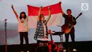 Grup band Fourtwnty mengibarkan bendera Merah Putih saat tampil dalam Festival Tamagochill di Tennis Indoor Senayan, Jakarta, Jumat (22/11/2019). Alunan musik Fourtwnty membuat suasana menjadi hangat. (Liputan6.com/Faizal Fanani)