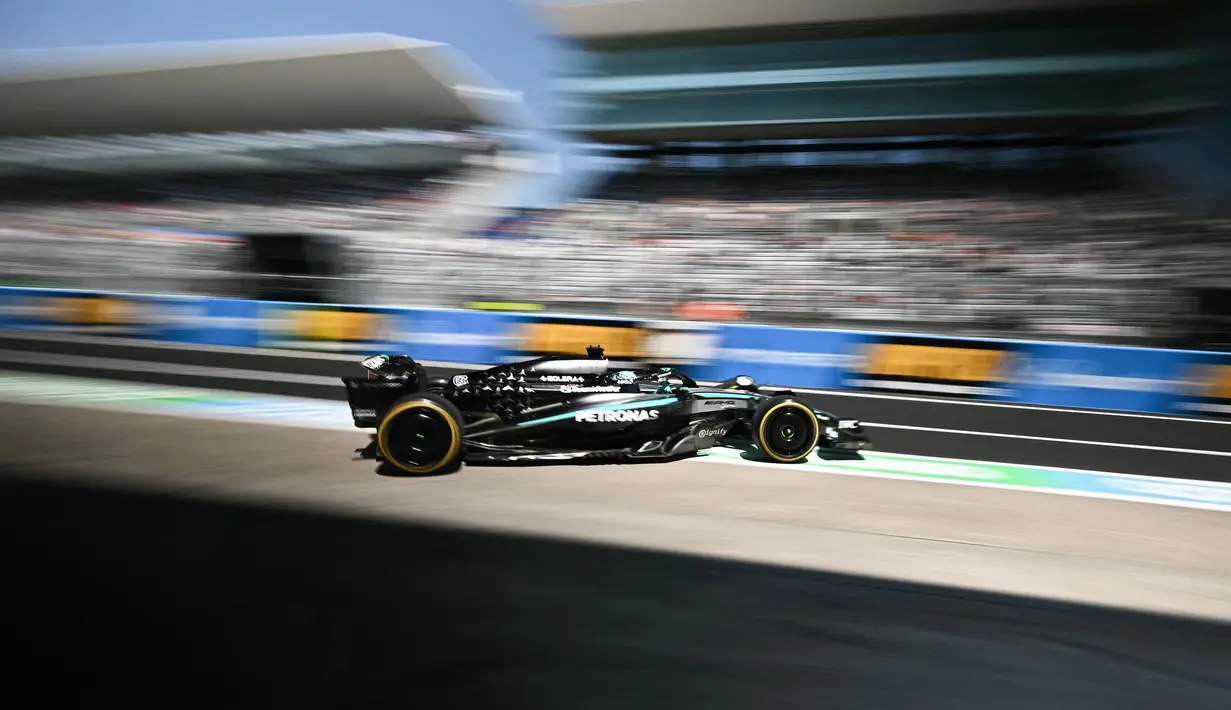 Balap mobil Formula 1 akan melanjutkan seri musim 2025. Formula 1 GP Jepang akan berlangsung di Sirkuit Internasional Suzuka, akhir pekan ini. Tampak dalam foto, pembalap Mercedes, George Russell melaju dalam sesi latihan pertama Grand Prix Formula Satu Jepang di sirkuit Suzuka, prefektur Mie pada 4 April 2025. (Philip FONG/AFP)