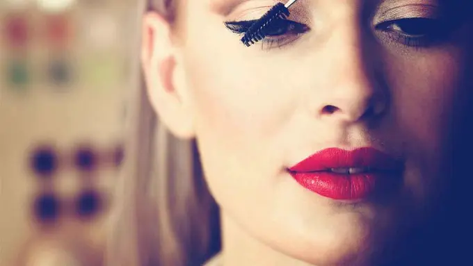 Pentingkah Makeup Terlalu Tebal?