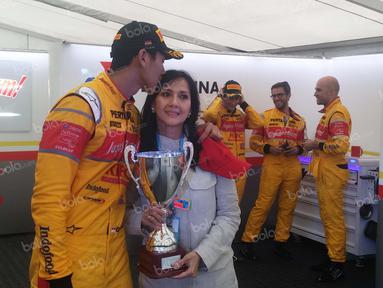 Pebalap Campos Racing asal Indonesia, Sean Gelael, mencium sang ibu, Rini S. Bono seusai finis posisi kedua feature race GP2 Austria di Sirkuit Red Bull Ring, Austra, Sabtu (2/7/2016). (Bola.com/Reza Khomaini)