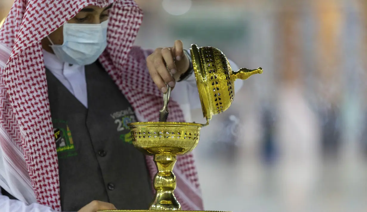 Seorang pria membakar dupa di sekitar Ka’bah, Masjidil Haram, Makkah, Arab Saudi, Minggu (26/7/2020). Karena pandemi COVID-19, Arab Saudi membatasi jumlah jemaah haji tahun ini hanya untuk sekitar 1.000 orang. (Saudi Ministry of Media via AP)