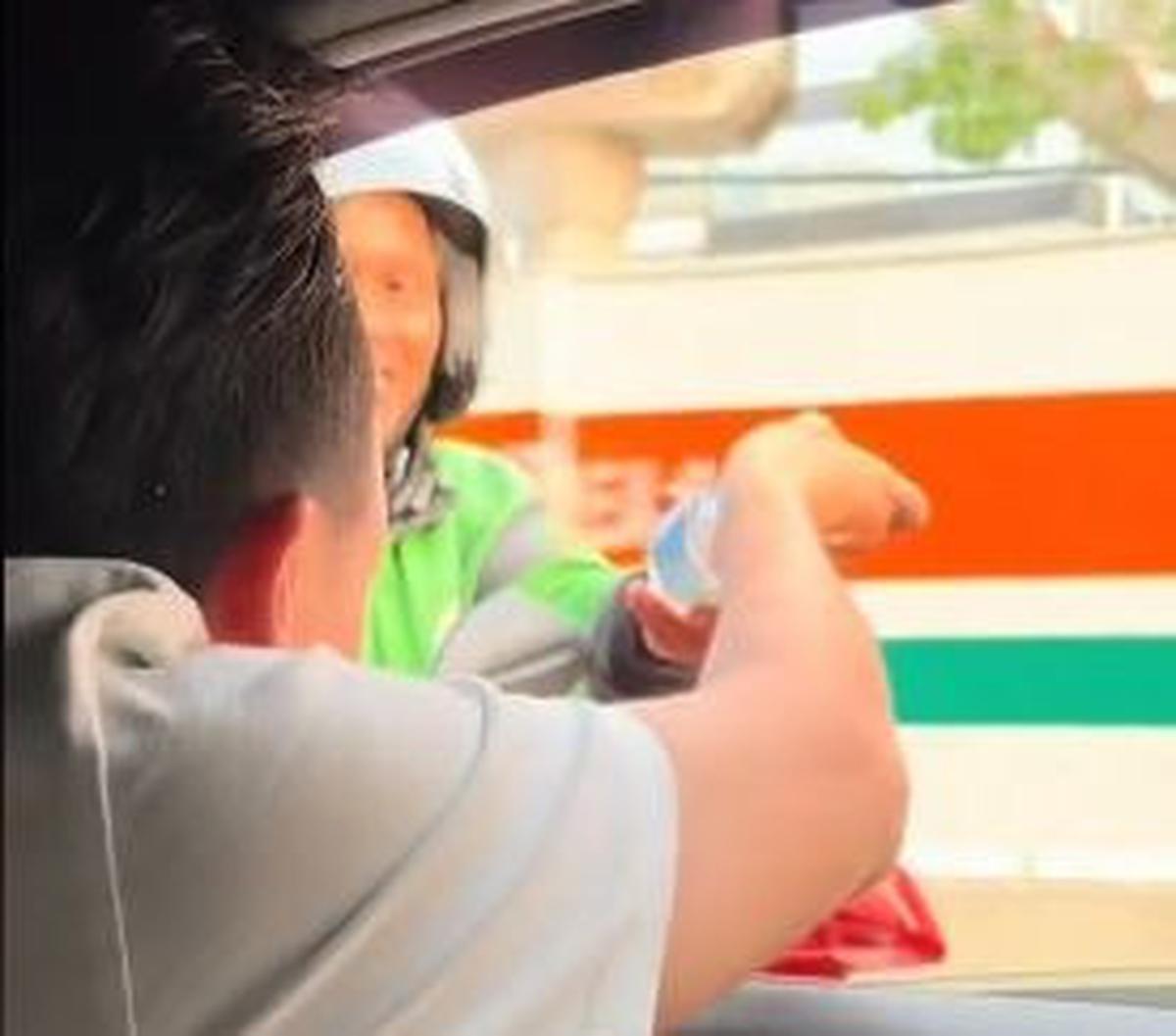 "bbrpa orang bilang,"satu tangan berbagi satu tangan merekam"....tp masih jauh lebih baik dari pada 2 tangan yang tidak berbuat apa apa," tulis seorang netizen.