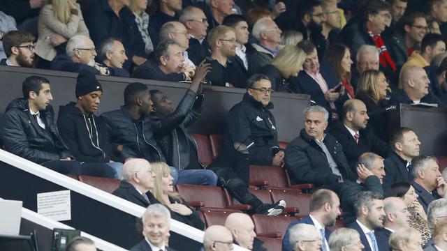 Senyum Manis Mourinho