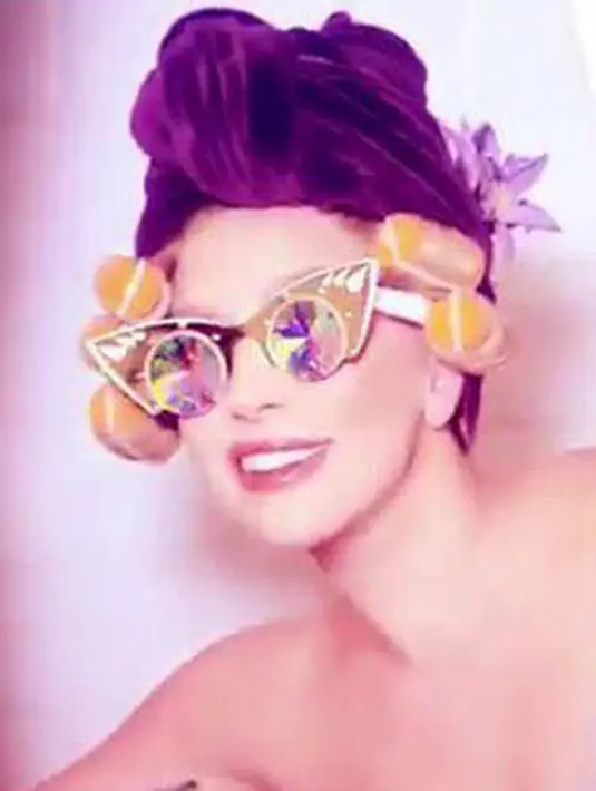 Bagi Lady Gaga, kini fungsi kacamata hitam tak lagi sebagai pelindung dari sinar ultraviolet, tetapi juga menjadi aksesori pelengkap penampilan yang gaya. (via instagram/@ladygaga)