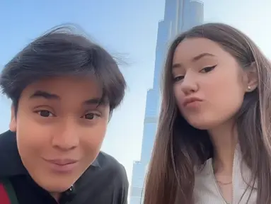 Momen romantis Billy dan Vika terlihat jelas saat mereka berpose ceria di depan Burj Khalifa, ikon megah Dubai. Senyum keduanya menunjukkan betapa bahagianya mereka menikmati waktu bersama di kota yang disebut sebagai surga para wisatawan. Kebersamaan ini juga membuktikan kedekatan mereka yang semakin mesra. (Liputan6.com/IG/@vika.kolesnaya)