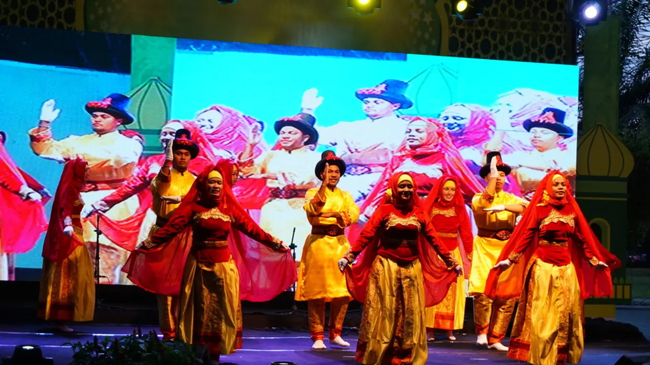 Belasan Mahasiswa Bule Menari Kuntulan di Festival Musik Hadrah Pelajar 