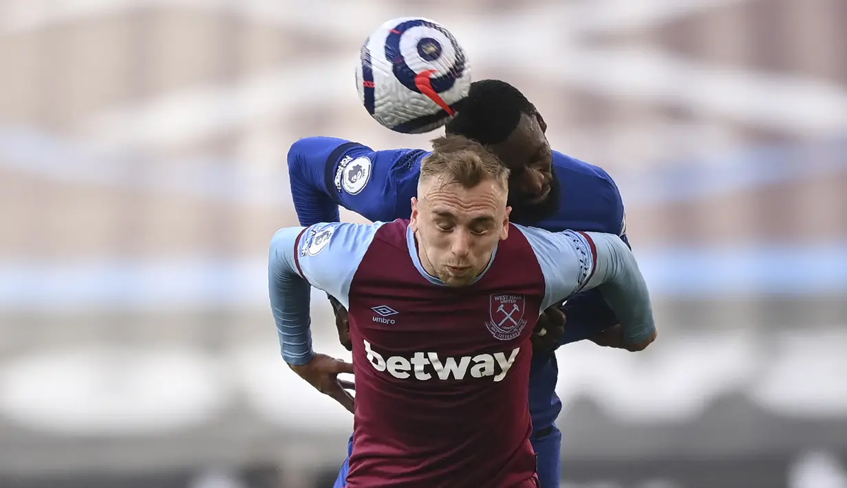 Striker West Ham United, Jarrod Bowen (depan) berduel udara dengan bek Chelsea, Antonio Rudiger dalam laga lanjutan Liga Inggris 2020/2021 pekan ke-33 di The London Stadium, London, Sabtu (24/4/2021). West Ham kalah 0-1 dari Chelsea. (AP/Justin Setterfield/Pool)