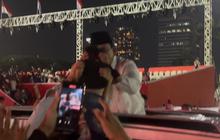 Momen Prabowo Cium Kening Anak di Karnaval HUT RI Monas