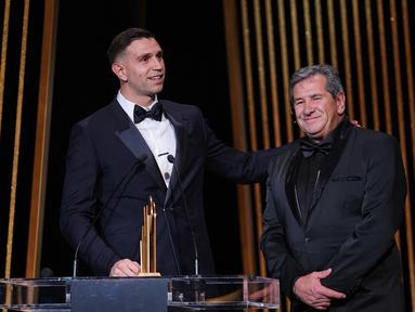Kiper Aston Villa dan Timnas Argentina, Emiliano Martinez (kiri) menerima penghargaan kiper terbaik dunia Yachine Trophy pada acara penganugerahan Ballon d'Or 2023 yang digelar di Theatre du Chatelet, Paris, Selasa (31/10/2023) dini hari WIB. (FRANCK FIFE / AFP)