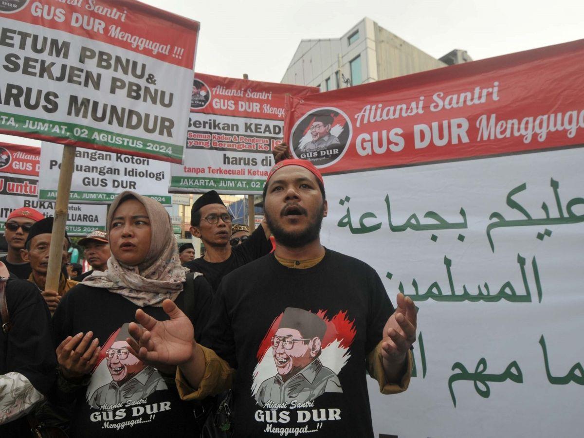 Aliansi Santri Gus Dur menganggap bahwa kepemimpinan PBNU saat ini telah melenceng dari tujuan awal pendirian organisasi tersebut. Mereka menuduh PBNU telah menjadi agen pemerintah dan lebih mementingkan politik praktis keluarga daripada kepentingan bangs
