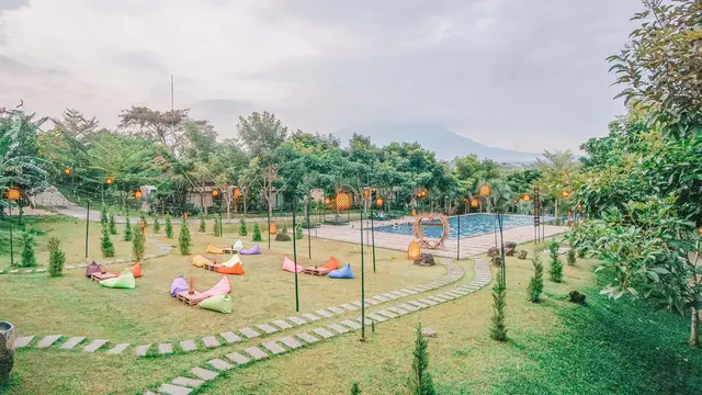 Bisa Glamping di Rumah Hobbit di Area Resort Bergaya Jawa Tradisional di Malang