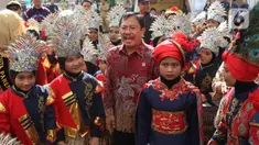 Menteri Kesehatan, Terawan Agus Putranto (tengah) berbincang dengan pelajar dalam peringatan Hari Gizi Nasional ke-60 di halaman Gedung Kementerian Kesehatan, Jakarta, Selasa (28/1/2020). Kegiatan tersebut mengangkat tema Gizi Optimal Untuk Generasi Milenial. (Liputan6.com/Angga Yuniar)