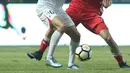 Pemain depan Korea Utara, So Jong Hyok (kiri) berebut bola dengan pemain Bahrain pada laga PSSI Anniversary Cup 2018 di Stadion Pakansari, Kab Bogor, Kamis (3/5). Laga dimenangkan Bahrain 4-1. (Liputan6.com/Helmi Fithriansyah)