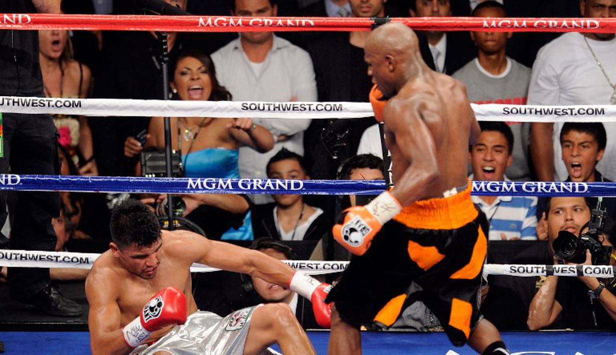 Floyd Mayweather Jr. saat memukul KO Victor Ortiz di ronde 4 untuk merebut gelar juara dunia Kelas Welter WBC. 17 September 2011. (AFP).
