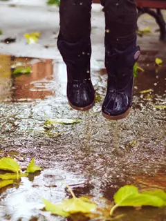 Ilustrasi anak main hujan (Photo by Xavi Cabrera on Unsplash)