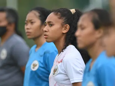Para pemain Timnas sepakbola putri Indonesia proyeksi SEA Games 2021 Vietnam berbaris sebelum melakukan pertandingan internal dalam rangka pembukaan pemusatan latihan (TC) di Lapangan D Kompleks Gelora Bung Karno, Senayan, Jakarta, Senin (8/3/2021). (AFP/Adek Berry)