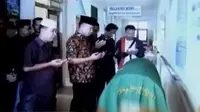 Sebelum meninggal dunia, korban mengalami luka tembak pada leher bagian depan dan sempat menjalani operasi. (Liputan 6 SCTV)