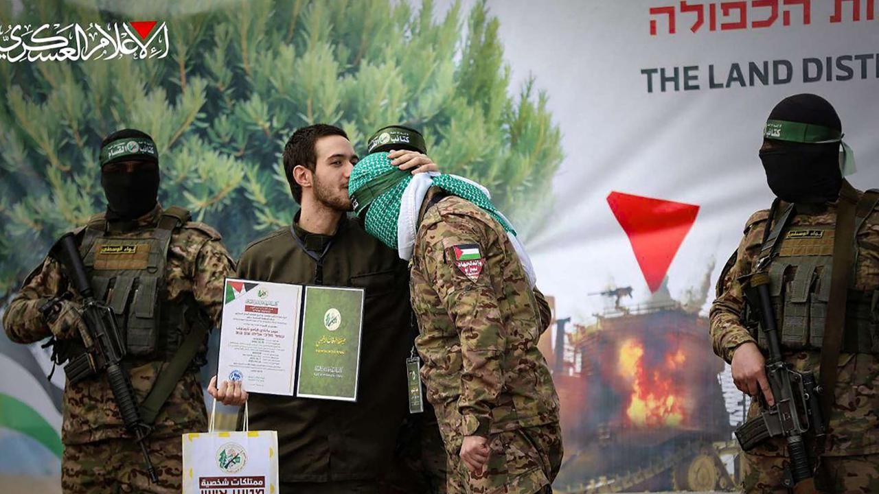 Momen Sandera Israel Cium Kening Pejuang Hamas