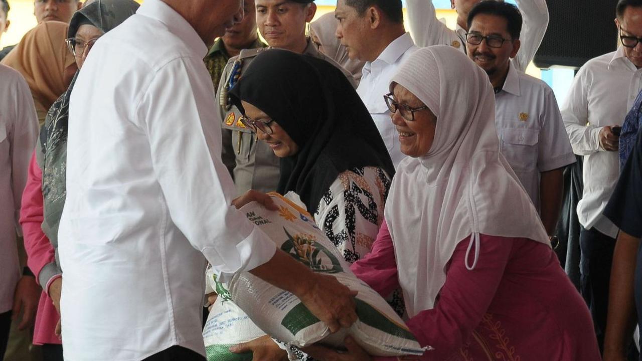 Presiden Joko Widodo (Jokowi) menghadiri acara Launching Bantuan Pangan Cadangan Beras Pemerintah di Gudang Bulog, Jakarta, Senin (11/9/2023).