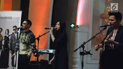 Aksi panggung kolaborasi Afgan Syahreza, Isyana Sarasvati, dan Rendy Pandugo saat rilis single 'Heaven' di Jakarta, Rabu (21/2). Lagu 'Heaven' berkonsep simple, ringan, dan easy listening dengan nuansa menebar kebahagiaan. (Liputan6.com/Faizal Fanani)