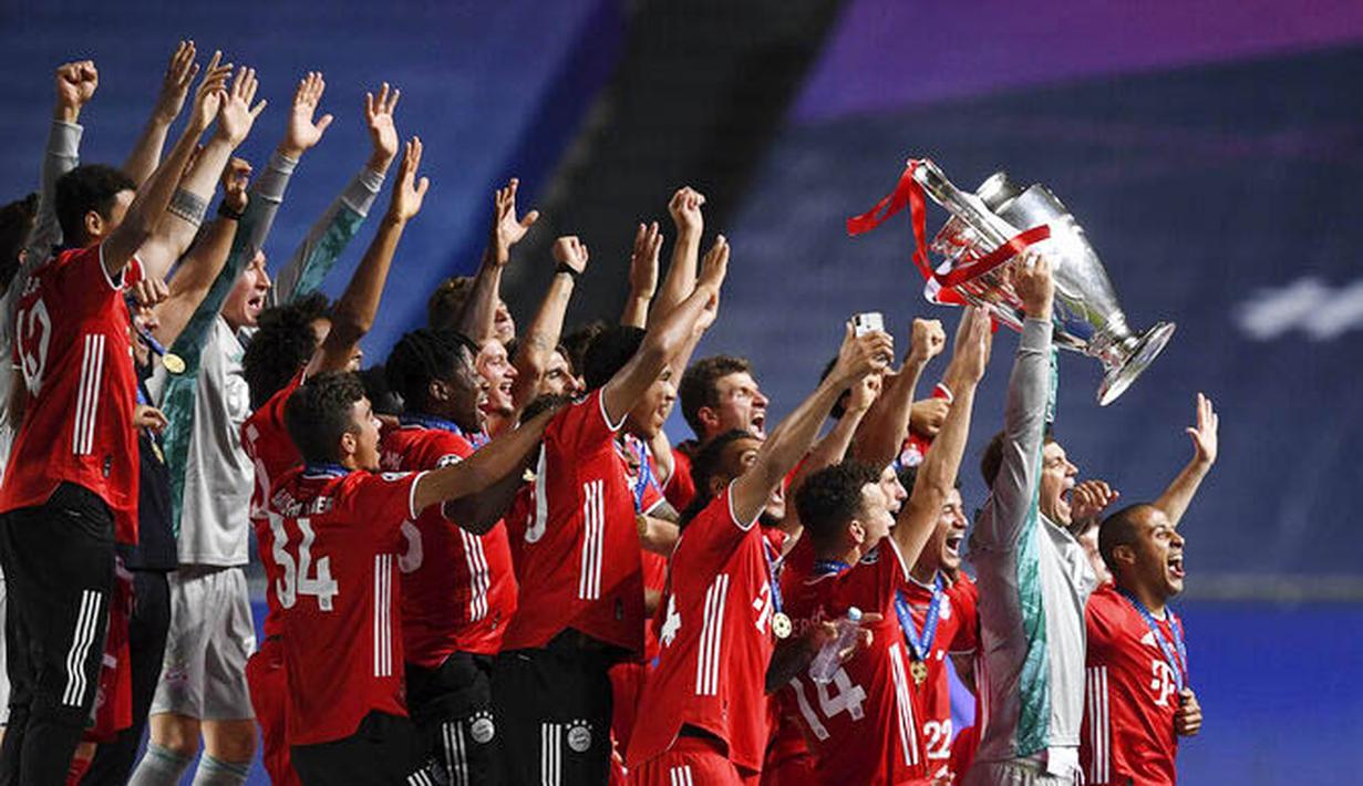 Kapten Bayern Munchen, Manuel Neuer, mengangkat trofi saat selebrasi juara Liga Champions di Stadion The Luz, Portugal, Senin (24/8/2020). Bayern Munchen berhasil menjadi juara usai menaklukkan PSG 1-0. (David Ramos/Pool via AP)