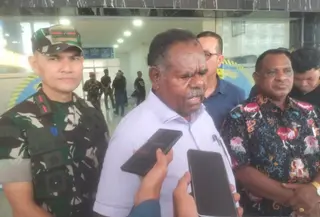 Gubernur Papua Barat Daya Elisa Kambu menyampaikan duka atas meninggalnya dua anggota TNI AL. (Antara)