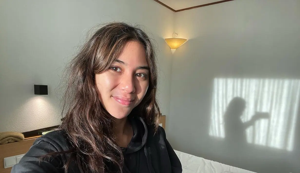 Adinda Thomas terkenal dengan gaya kasualnya. Selain itu, dirinya juga sering memamerkan wajah tanpa riasan yang tetap memesona. Foto: Instagram.