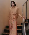 Kain nusantara sangat cantik apabila di padu padankan dengan organza outer yang berwarna senada. (instagram/maudyayunda)