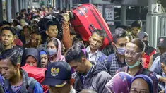 Pemudik antre saat memasuki kapal penyebrangan di Dermaga 1 Pelabuhan Penyebrangan Merak, Banten, Sabtu (1/6/2019). Hingga Sabtu (1/6) pukul 08.00 WIB, pemudik yang menyebrang dari pelabuhan Merak menuju Bakauheni mengalami peningkatan 30,1%. (Liputan6.com/Helmi Fithriansyah)