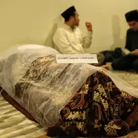 Ayah Olla Ramlan meninggal dunia, Senin (4/6/2018) petang. Olla sangat terpukul atas wafatnya sang ayah (Adrian Putra/Bintang.com)