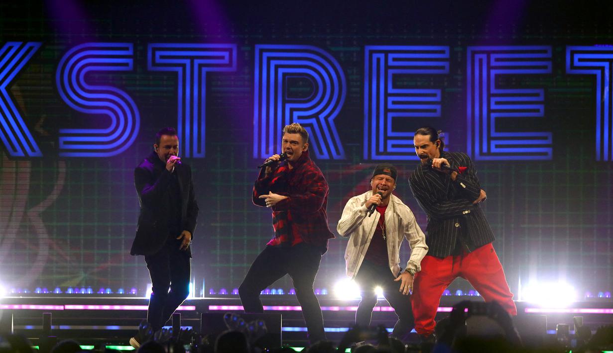 Howie Dourough, Nick Carter, Brian Littrell, dan Kevin Richardson dari Backstreet Boys tampil di atas panggung selama Jingle Ball 2022 iHeartRadio KISS108 di TD Garden di Boston, Massachusetts (11/12/2022). Backstreet Boys menyanyikan lagu-lagu hits mereka. (Adam Glanzman/ Getty Images untuk iHeartRadio/AFP)