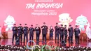 Menpora RI, Dito Ariotedjo (tengah) beserta tim berfoto bersama setelah pengukuhan Tim Indonesia untuk Asian Games 2022 Hangzhou di Auditorium Kementerian PUPR, Jakarta, Selasa (19/09/2023). (Bola.com/Bagaskara Lazuardi)