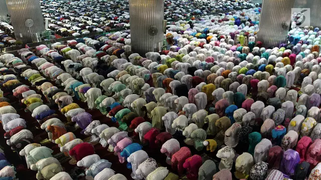 Tarawih Pertama, Umat Muslim Penuhi Masjid Istiqlal