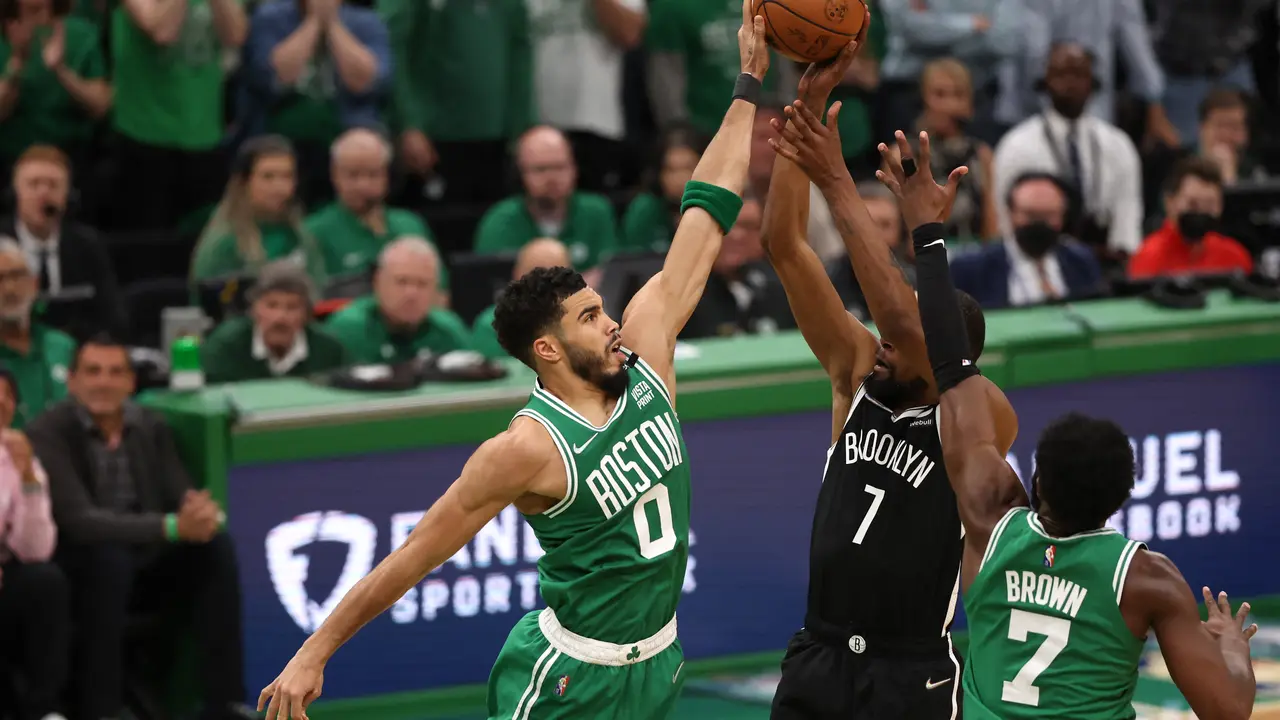 Duet Jayson Tatum dan Jaylen Brown menjaga bintang Brooklyn Nets Kevin Durant