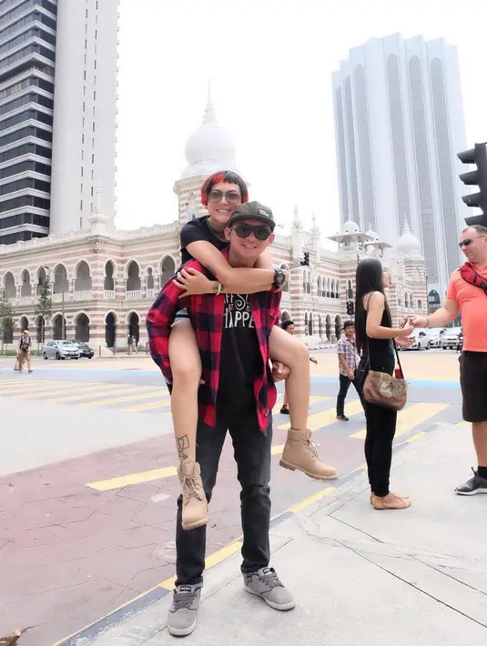 Tinggal menghitung hari, berbagai persiapan pastinya sudah dilakukan Poppy dan kekasih. Salah satunya adalah soal penyebaran undangan. Mengingat keduanya orang yang sangat unik, kabarnya pernikahan mereka juga akan unik. (Instagram/popsovia)