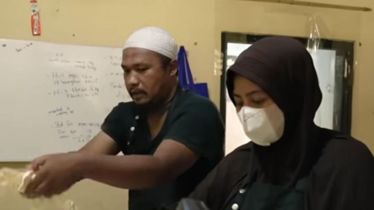 Pasutri Ini Tinggalkan Gaji Dua Digit, Nekat Jual Semua Aset untuk Pulkam dan Umrahkan Ortu, Kini Sukses Jadi Juragan Slondok